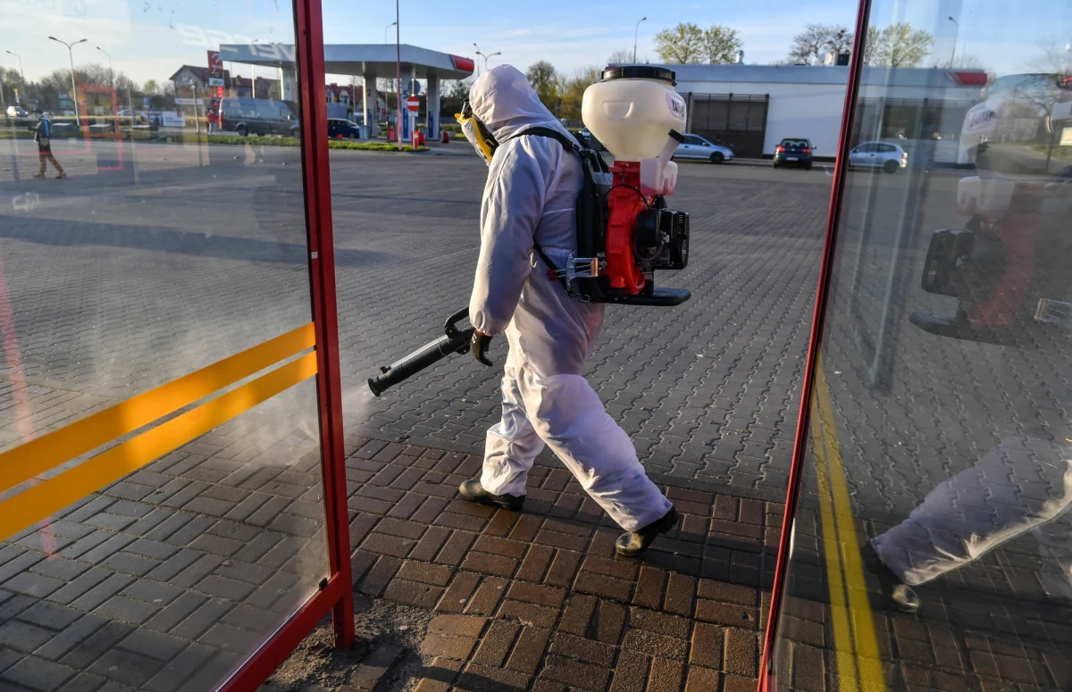 Wycofywanie się z restrykcji związanych z koronawirusem musi być powolne - powiedział zastępca dyrektora ds. medycznych szpitala MSWiA dr n. med. Artur Zaczyński. W jego ocenie nie można jeszcze podać konkretnych dat, kiedy należałoby wprowadzać następne etapy luzowania obostrzeń, ponieważ sytuacja nadal jest zbyt nieprzewidywalna.