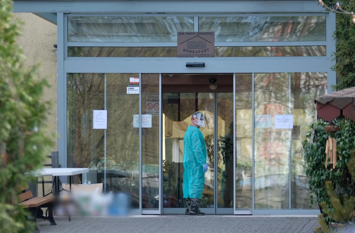 Zmarł 86-letni pensjonariusz Domu Pomocy Społecznej Kombatant w Bytomiu. Mężczyzna zakażony koronawirusem przebywał w szpitalu  w Raciborzu - poinformował rano bytomski magistrat.  Zakażenie wykryto w ostatnich dniach u 52 podopiecznych i 10 pracowników ośrodka. 