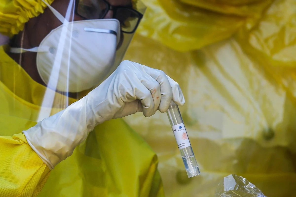 Do Polski po raz pierwszy dotarły tzw. szybkie testy na obecność koronawirusa, które można wykonywać w ciągu 15 minut - poinformował w sobotę wiceminister zdrowia Waldemar Kraska. Dodał, że tzw. szybkie testy w pierwszej kolejności trafią m.in. do pracowników służby zdrowia.