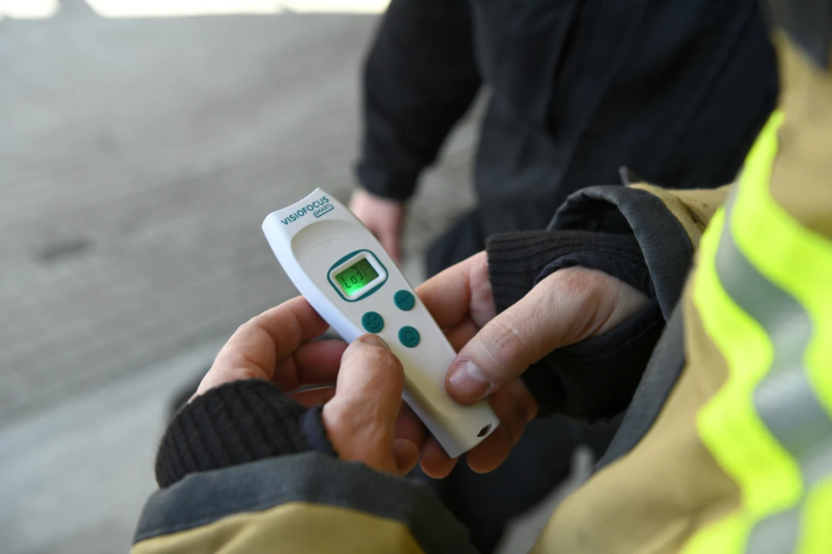 „Ja nie mam gorączki, to wasz termometr jej zepsuty i wynik daje zły” – tak zaczyna się piosenka ułożona przez strażaków z Sieradza. Kapela PSP Sieradz w specjalnym klipie pokazuje, jak wyglądają na co dzień interwencje służb – strażaków, ratowników, medyków, wojskowych, policjantów. Mundurowi apelują: „Nie kłam medyka”. Z utworu możemy się dowiedzieć, jak niebezpieczne są konsekwencje ukrywania prawdy przed osobami udzielającymi nam pomocy. „Jeśli masz sumienie, prawdę wybierz dziś” – proszą strażacy.