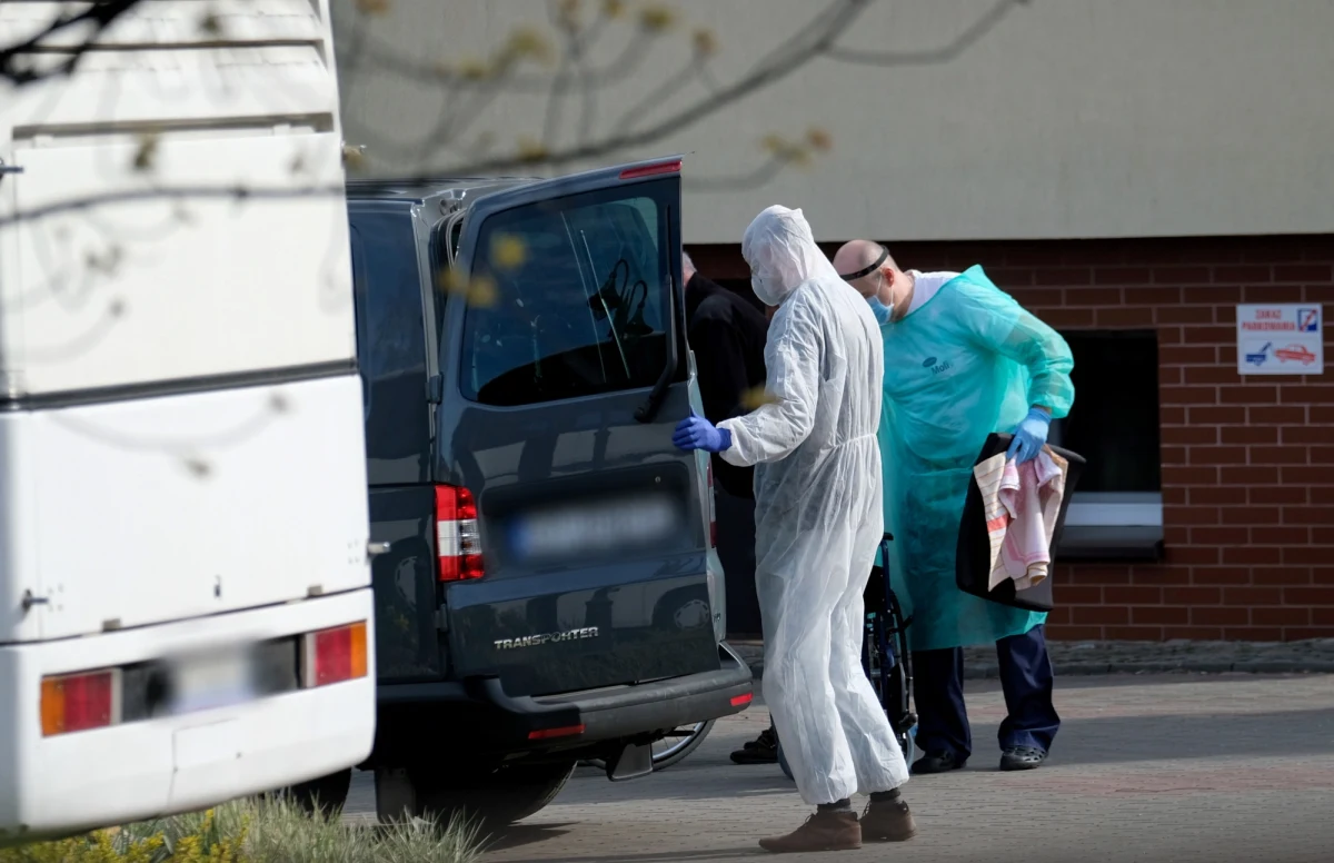 Jedna osoba zmarła przed ewakuacją pacjentów z kaliskiego Domu Pomocy Społecznej do szpitala zakaźnego w Poznaniu - ustalił reporter RMF FM. Przed drugą w nocy kolumna wojskowych karetek z 26 osobami, u których potwierdzono Covid-19, dotarła do lecznicy. 