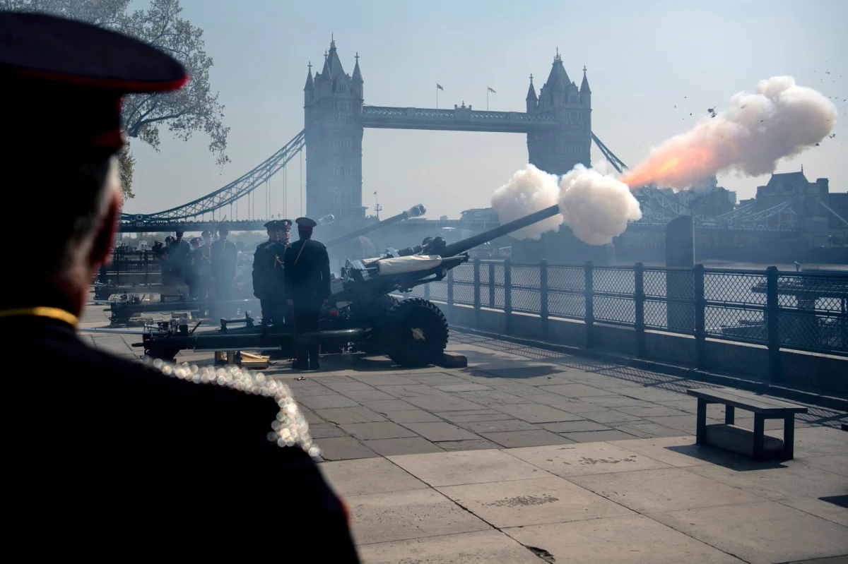 Brytyjska królowa Elżbieta II zdecydowała o odwołaniu tradycyjnego salutu armatniego z okazji przypadających we wtorek jej 94. urodzin i nie będzie ich celebrowała w żaden sposób - poinformował Pałac Buckingham.