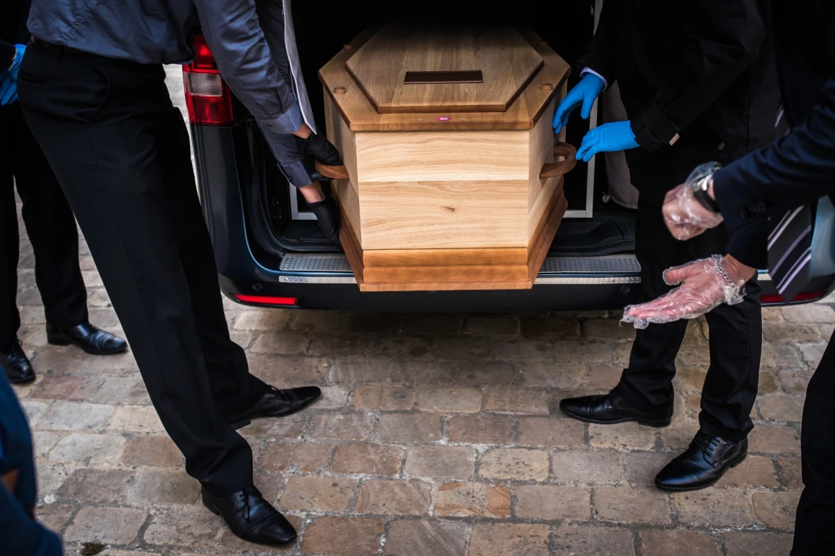 Przepisy o postępowaniu ze zwłokami osób zmarłych na COVID-19 są nieprecyzyjne - napisał w wystąpieniu do głównego inspektora sanitarnego rzecznik praw obywatelskich, prosząc o zajęcie stanowiska w tej sprawie. Wskazuje m.in., że pracownicy zakładów pogrzebowych nie są odpowiednio chronieni przed zakażeniem.