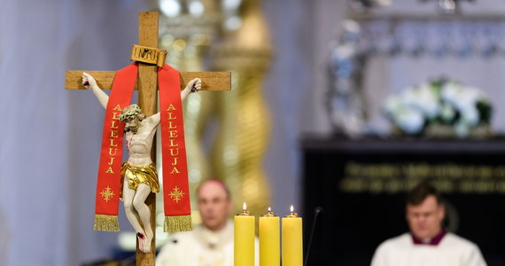 Dziś w Kościele katolickim obchodzona jest Niedziela Miłosierdzia Bożego - przypadająca w pierwszą niedzielę po Wielkanocy. W związku z trwającym stanem epidemii, polscy biskupi zachęcili, aby korzystać z dyspensy od uczestnictwa w niedzielnej mszy świętej i przeżywać ją za pośrednictwem transmisji.