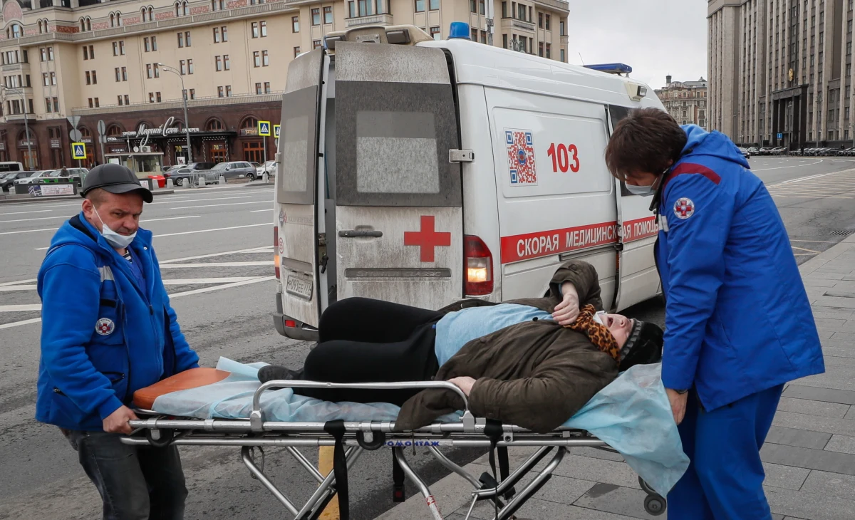 W przypadku zakażenia koronawirusem u 80 proc. osób nie występują symptomy choroby albo są one skąpe. Ogólnie rzecz biorąc, jest to typowa infekcja górnych dróg oddechowych, podobna do przeziębienia lub grypy. U części osób może jednak dojść do zapalenia płuc – wyjaśnił konsultant krajowy ds. chorób zakaźnych prof. Andrzej Horban.