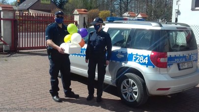 Łódzkie: Policjanci zrobili niespodziankę 6-latce. Dostarczyli tort urodzinowy