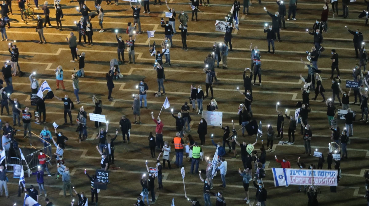 ​Tysiące Izraelczyków z maseczkami na twarzach, zachowujących odległość dwóch metrów od siebie, demonstrowały w niedzielę w Tel Awiwie przeciwko premierowi Benjaminowi Netanjahu. Protest odbył się mimo pandemii koronawirusa.