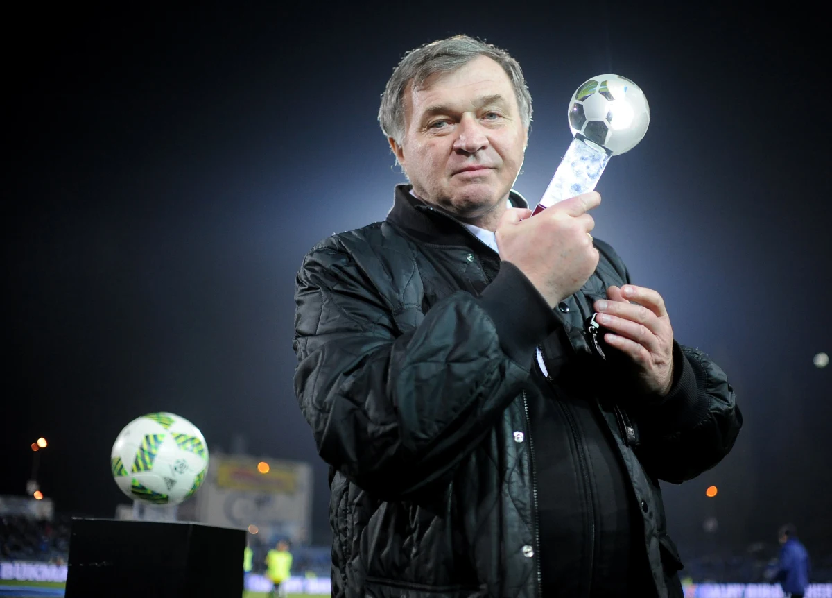 Uciekłem z Polski na Śląsk - mówi nam Jan Benigier o początkach swojej kariery w Ruchu Chorzów. Kiedy przyjechał na stadion, nie wiedział nawet, że trenuje z Niebieskimi. Później wywalczył z nimi trzy tytuły mistrza Polski i zaszedł daleko w europejskich pucharach. Na stulecie klubu wspominamy z Janem Benigierem najlepsze lata Ruchu Chorzów.