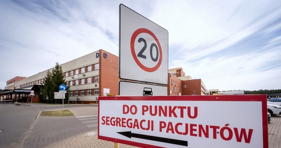 Resort zdrowia poinformował w poniedziałek po południu o 140 kolejnych przypadkach koronawirusa w Polsce. Na Covid-19 zmarło także 18 osób. Łącznie 20 kwietnia w naszym kraju zarejestrowano 306 nowych przypadków zakażenia oraz 20 zgonów. Najgorsza sytuacja jest na Mazowszu – od początku pandemii wykryto tam ponad 2 tys. przypadków.