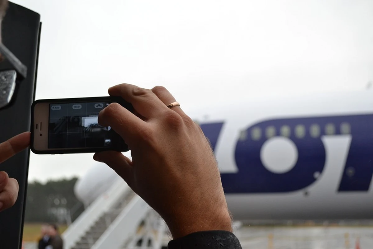 LOT nie chce zwalniać, ale ścina pensje. Przewoźnik proponuje nawet 75 proc. obniżki wynagrodzeń. Pracownicy pytają o cięcie kosztów zarządu i siadają do stołu negocjacyjnego – pisze poniedziałkowy "Puls Biznesu".