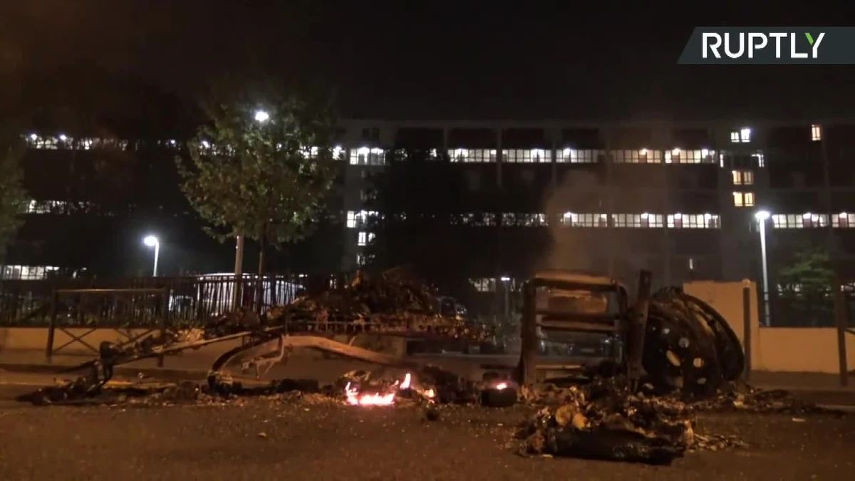 Zamieszki na przedmieściach Paryża. Wściekły tłum protestował przeciwko temu, jak policja traktuje podczas kwarantanny mniejszości etniczne i religijne zamieszkujące przedmieścia francuskiej stolicy. Funkcjonariusze użyli gazu łzawiącego. Sami zostali obrzuceni kamieniami.