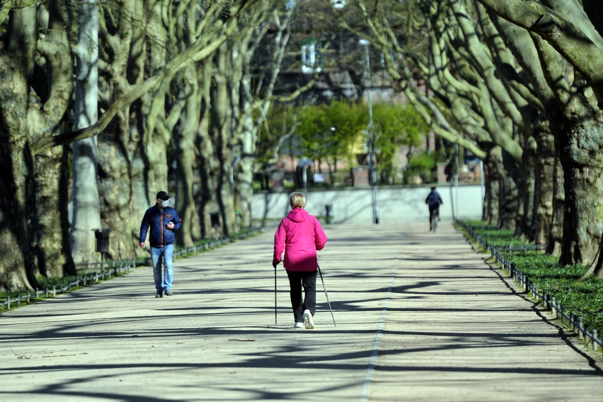 Lasy i parki otwarte, ale zamknięte place zabaw, zmienione godziny dla seniorów, zwiększone limity osób w sklepach i w kościołach. Nastolatkowie powyżej 13. roku życia mogący samodzielnie się przemieszczać. Od dziś część restrykcji wprowadzonych w związku z pandemią koronawirusa zostaje zmieniona. 