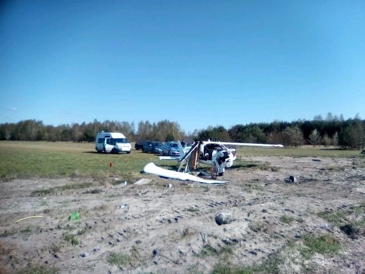 W Bobrownikach w woj. łódzkim samolot podczas podchodzenia do lądowania zahaczył o linie energetyczne. Maszyna spadła na początek pasa startowego,. Nikomu nic się nie stało.