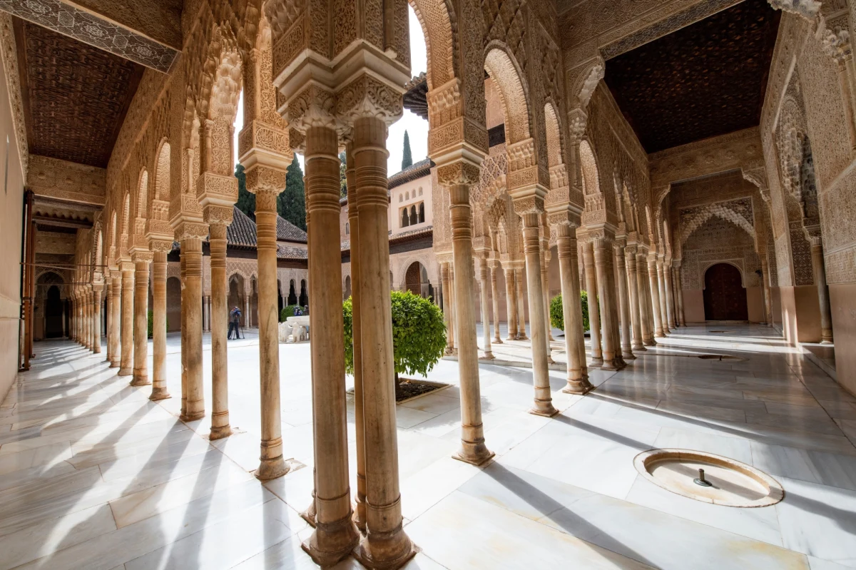 Hiszpański minister ds. Konsumpcji, Alberto Garzon zaapelował o „cierpliwość i ostrożność” przy planowaniu rezerwacji wakacyjnych tego lata. Chodzi o podejmowane obecnie przez rząd środki ograniczające sektor turystyki i na związaną z tym niepewność. Ma to oczywiście związek z pandemią koronawirusa.