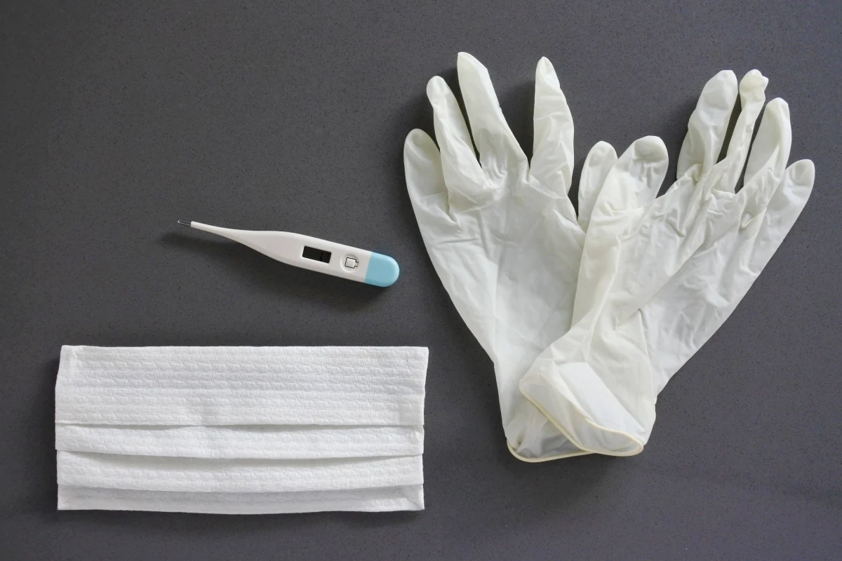 Prawie 150 szpitali, przychodni i poradni z Mazowsza zgłosiło do Okręgowej Izby Lekarskiej w Warszawie poważne braki sprzętu ochrony osobistej dla medyków. Chodzi m.in. o maski, kombinezony, przyłbice, których w wielu miejscach jest zbyt mało lub wręcz nie ma ich w ogóle. Na tej podstawie stołeczna OIL stworzyła mapę braków sprzętu w regionie.