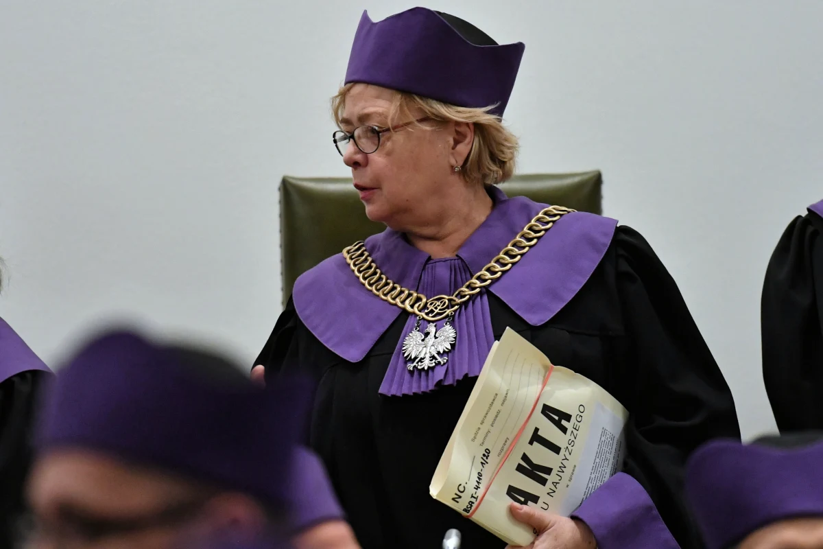 Pierwsza Prezes Sądu Najwyższego zawiesza działanie Izby Dyscyplinarnej SN i zakazuje przekazywania jej spraw z zakresu postępowań dyscyplinarnych. Prof. Małgorzata Gersdorf wydała zarządzenie, którym - jak zaznacza - tymczasowo realizuje postanowienie Trybunału Sprawiedliwości Unii Europejskiej, który zarządził zawieszenie Izby Dyscyplinarnej.