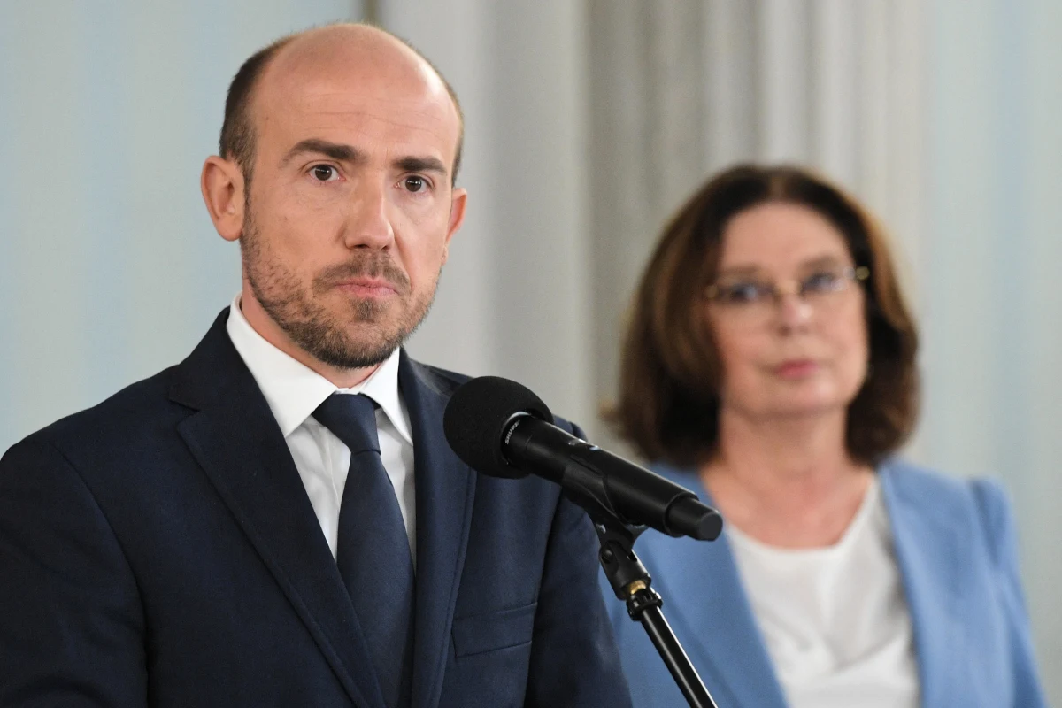 "Ustaliliśmy, że oczywistym jest, że wybory powinna przeprowadzać Państwowa Komisja Wyborcza, a nie rząd czy Poczta Polska" - ogłosił szef Platformy Obywatelskiej Borys Budka po spotkaniu z liderem Porozumienia Jarosławem Gowinem. Zapewnił również, że - także w przypadku przesunięcia głosowania, zgodnie z jego propozycją, na 2021 rok - "kandydatką Koalicji Obywatelskiej była, jest i będzie Małgorzata Kidawa-Błońska".