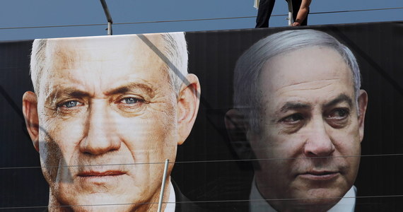 ​Tymczasowy premier Izraela Benjamin Netanjahu i jego główny rywal w wyborach Beni Ganc podpisali w poniedziałek umowę w sprawie utworzenia tzw. kryzysowego rządu koalicyjnego, który ma zakończyć ponad rok politycznego impasu w kraju - poinformowali przedstawiciele partyjni.