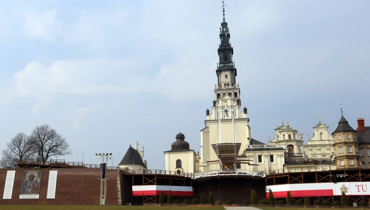 ​Na Jasną Górę znowu może wejść więcej pielgrzymów. Wszystko dzięki obowiązującym od dziś nowym przepisom, związanym m.in. z udziałem w liturgiach. Przez 4 ostatnie tygodnie, w związku z korona wirusem, dostęp do klasztoru jasnogórskiego był znacznie ograniczony.