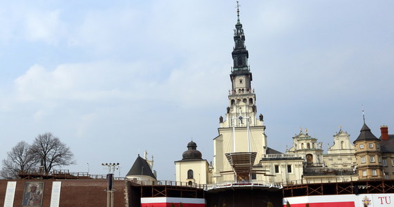 ​Na Jasną Górę znowu może wejść więcej pielgrzymów. Wszystko dzięki obowiązującym od dziś nowym przepisom, związanym m.in. z udziałem w liturgiach. Przez 4 ostatnie tygodnie, w związku z korona wirusem, dostęp do klasztoru jasnogórskiego był znacznie ograniczony.