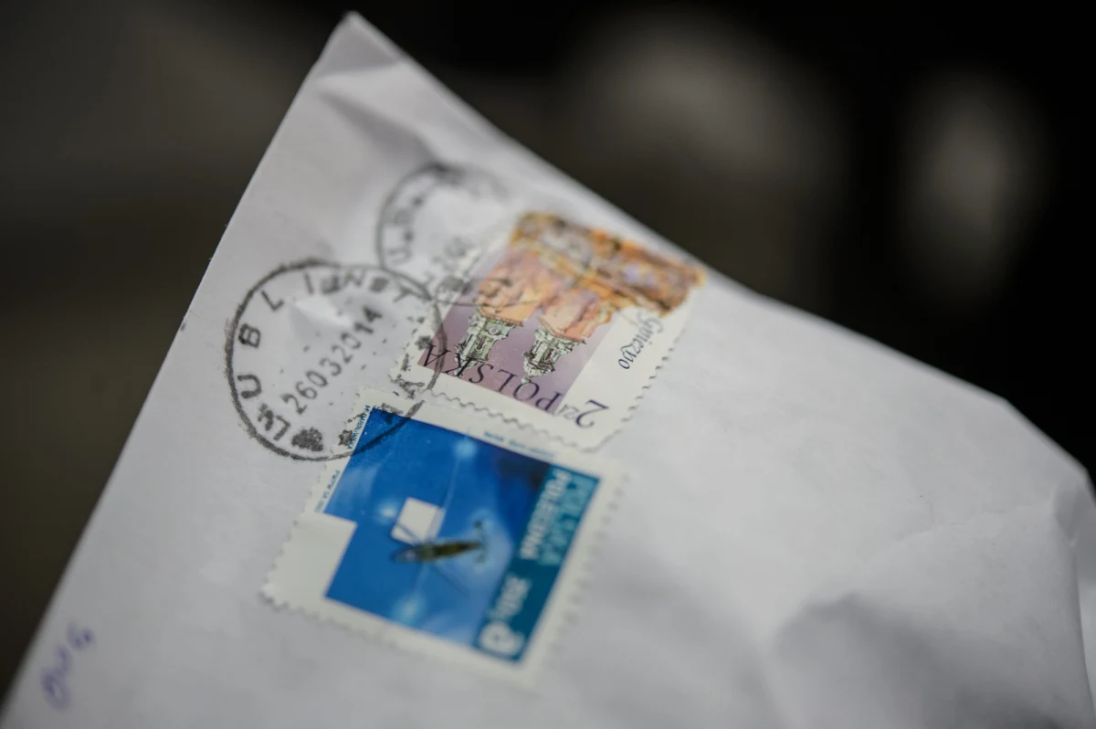 Listonosz z Krakowa, który zakaził się koronawirusem, mógł obsłużyć nawet 3500 osób - podaje Polsat News. Mężczyzna zaraził się koronawirusem od swojej żony.