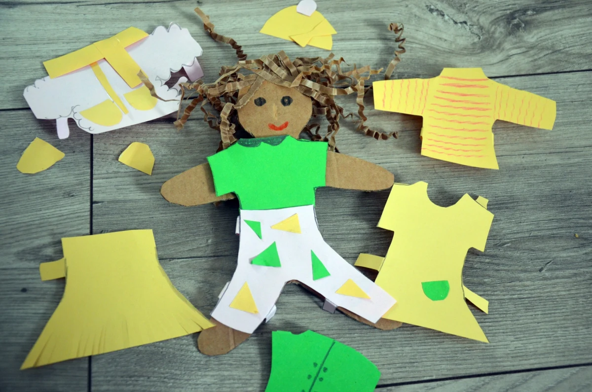 Bohaterami dzisiejszych zabaw będą kolory. Mamy propozycje eksperymentów, zabaw sensorycznych, będzie też coś dla przyszłych kreatorów mody. 