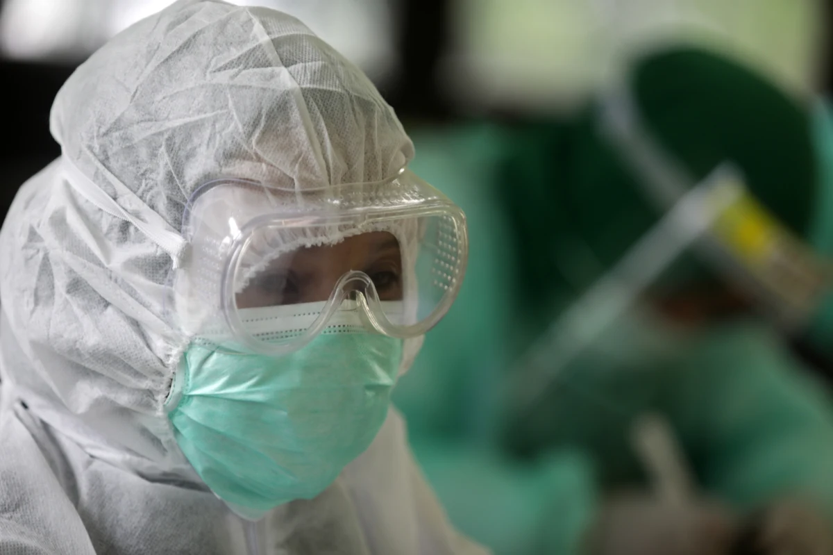 Precyzyjne określenie pochodzenia nowego koronawirusa nie jest na razie możliwe - powiedział we wtorek Takeshi Kasai, rzecznik Światowej Organizacji Zdrowia (WHO) w regionie zachodniego Pacyfiku. Dostępne informacje wskazują na pochodzenie zwierzęce patogenu - dodał.