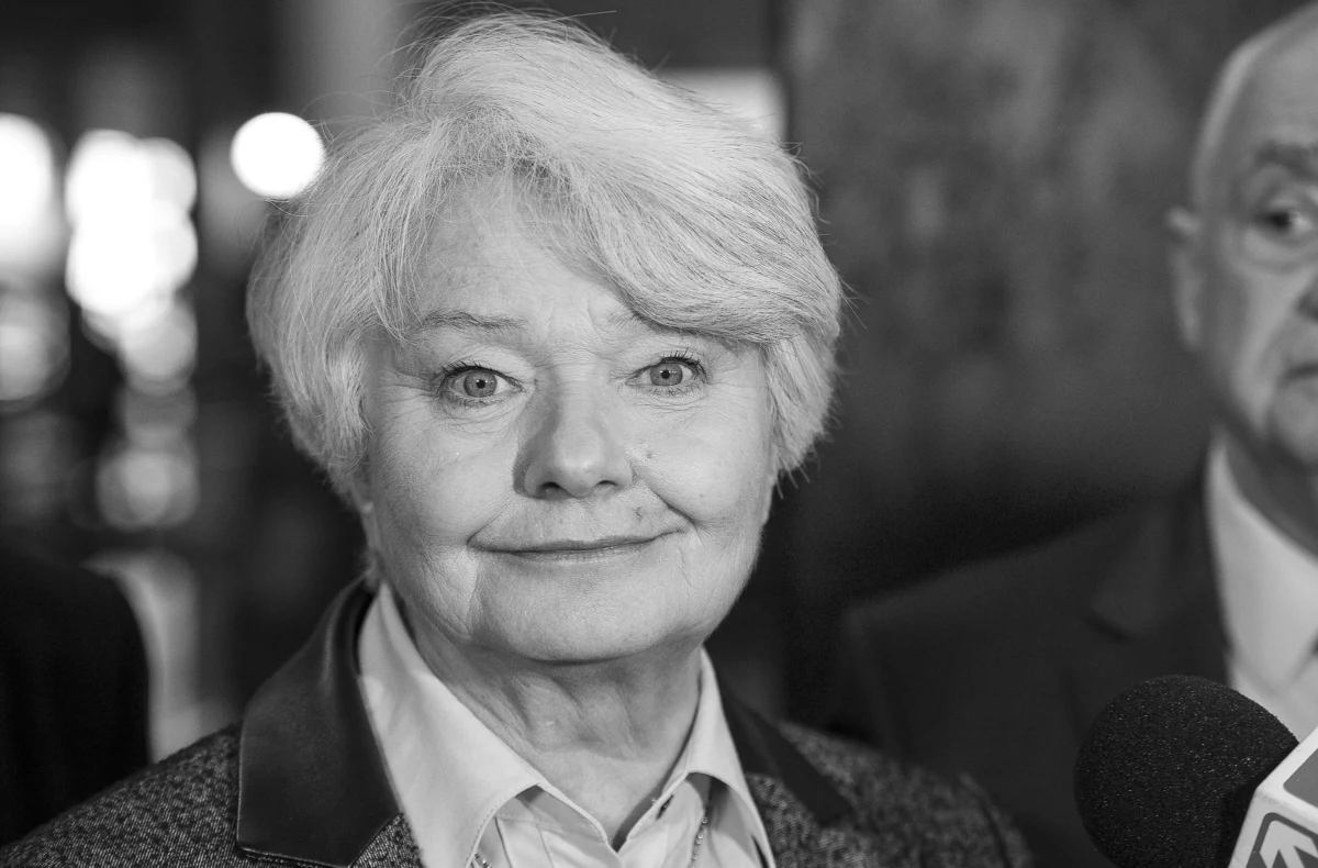 Nie żyje Krystyna Łybacka - była minister edukacji, posłanka i europosłanka. Zmarła w poniedziałek wieczorem w poznańskim szpitalu. Miała 74 lata. "Odeszła wielka dama polskiej polityki. Znakomita minister edukacji, wieloletnia posłanka do Sejmu z ramienia SLD. Ceniona członkini Parlamentu Europejskiego. Wielkopolanka o błyskotliwej inteligencji. Dobry i uczciwy Człowiek. Cześć Jej pamięci" - napisał na Twitterze były premier Leszek Miller. 