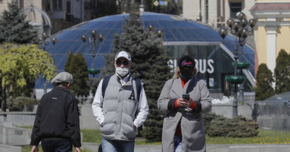 W związku z rozprzestrzenianiem się koronawirusa podjęto decyzję o zamknięciu wjazdu i wyjazdu z kilku miejscowości na Ukrainie. Władze Iwano-Frankiwska informują o przepełnionych szpitalach, a w obwodzie odeskim na południu kraju zamknięto szpital na kwarantannę.