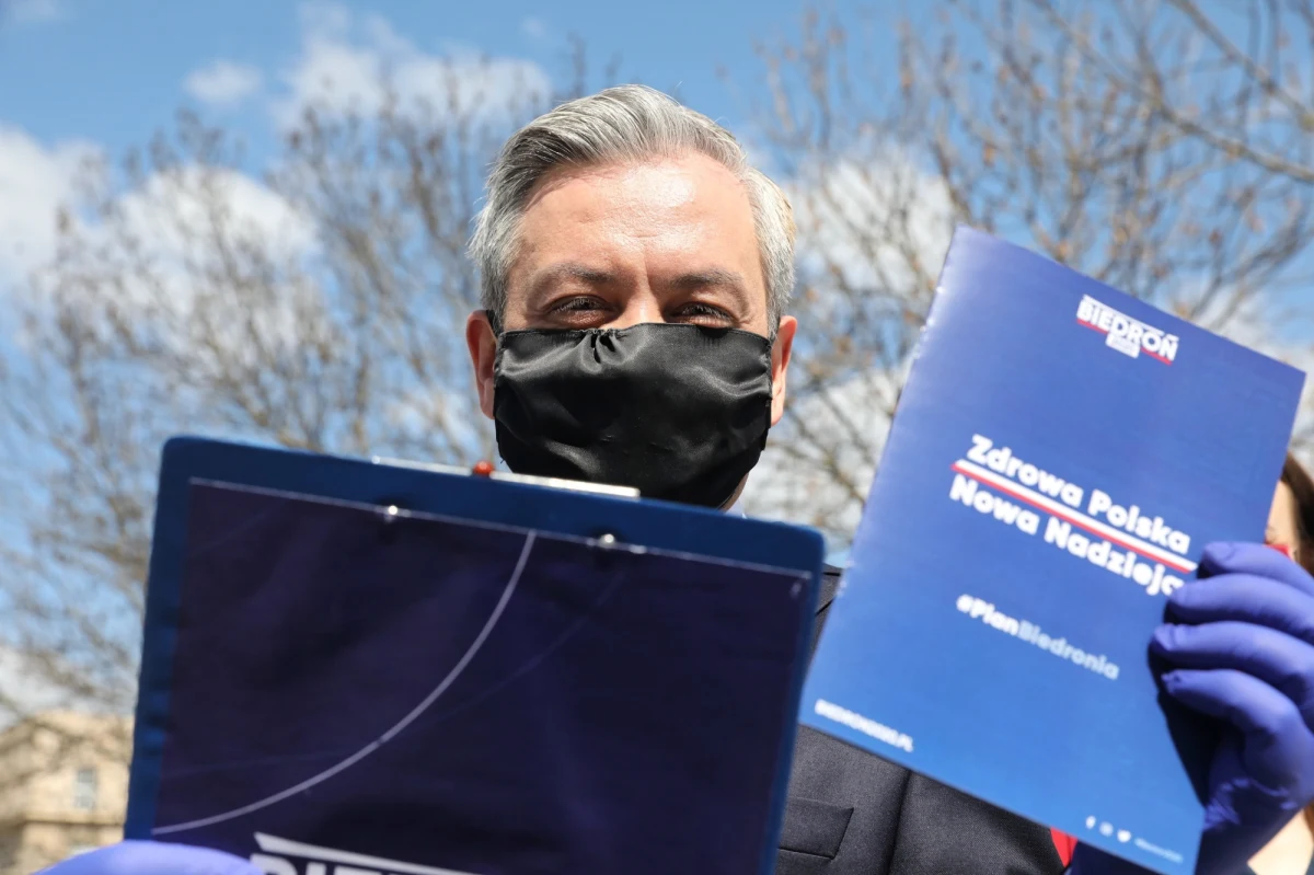 Robert Biedroń – kandydat Lewicy na prezydenta – przedstawił swój pięcioelementowy plan walki z koronawirusem. "W maju musimy doprowadzić do takiej sytuacji, w której każdego dnia wykonywanych będzie co najmniej 50 tys. testów" – zauważył. "W maju do każdego domu muszą dotrzeć maseczki ochronne. To jest program, który rząd powinien w trybie natychmiastowym wdrożyć" – dodał. 
