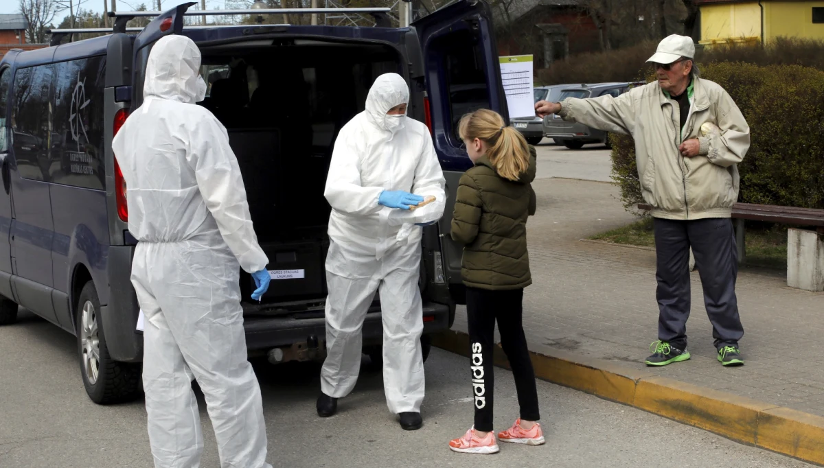 Koronawirus nie zniknie, będziemy musieli się nauczyć z nim żyć dopóki nie zostanie opracowana skuteczna szczepionka, albo kuracja - oświadczyła unijna komisarz zdrowia Stela Kiriakidu. Przestrzegła przy tym przed zbyt szybkim znoszeniem ograniczeń. 