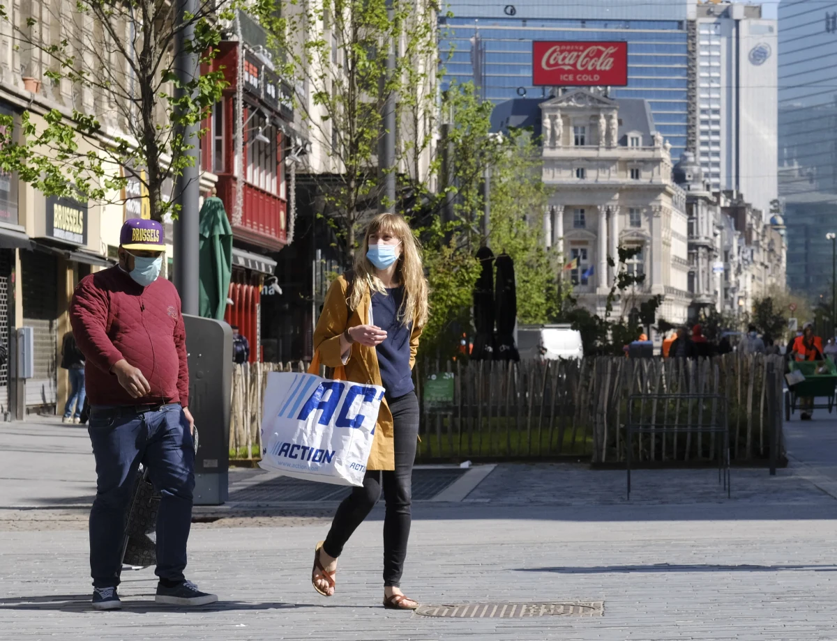 Belgia zrekrutuje 2 tys. "detektywów", którzy będą śledzić kontakty osób zakażonych koronawirusem, docierać do potencjalnych chorych i w ten sposób przeciwdziałać dalszemu rozprzestrzenianiu się Covid-19 - podaje dziennik "De Tijd".