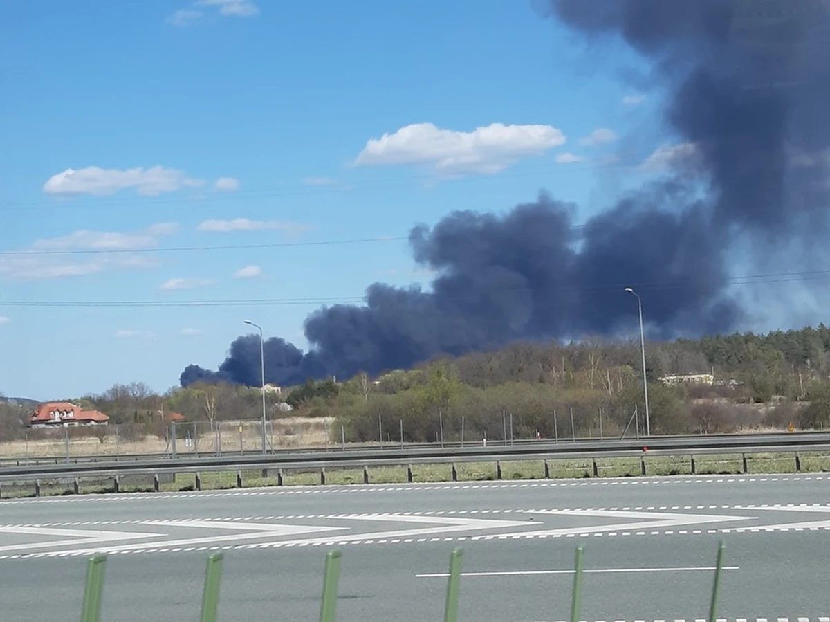Po niedzielnym pożarze składowiska odpadów w Nowinach (woj. świętokrzyskie) w powietrzu wciąż odnotowywane jest przekroczenie stężenia amoniaku. Mieszkańcy ewakuowanych budynków nadal nie mogą wrócić do swoich domów.