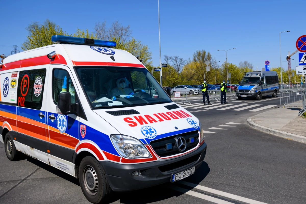 24 kolejnych pracowników stołecznego pogotowia ratunkowego - z Bemowa - trafiło na kwarantannę: taką decyzję podjął sanepid. W sumie w wojewódzkiej stacji odizolowane są już 82 osoby: wszystkie miały kontakt z trzema pracownikami pogotowia zakażonymi koronawirusem.