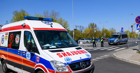 24 kolejnych pracowników stołecznego pogotowia ratunkowego - z Bemowa - trafiło na kwarantannę: taką decyzję podjął sanepid. W sumie w wojewódzkiej stacji odizolowane są już 82 osoby: wszystkie miały kontakt z trzema pracownikami pogotowia zakażonymi koronawirusem.