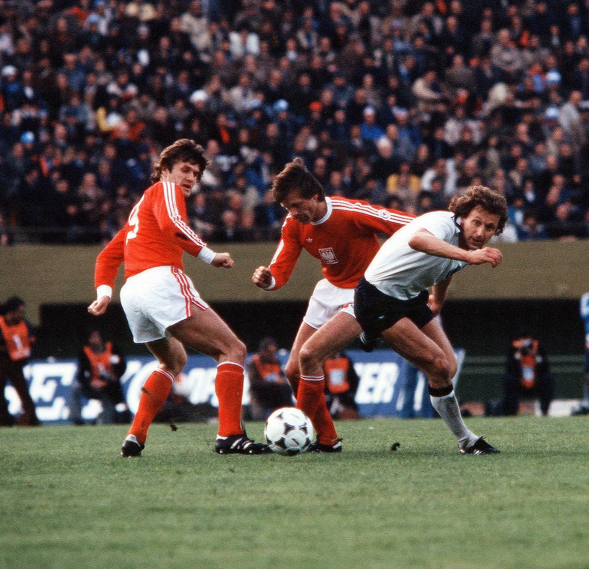 "Polska, Górnik, brawo, brawo. A więc proszę Państwa sprawiedliwości stało się zadość". Tak awans Górnika Zabrze do finału Pucharu Zdobywców Pucharów skomentował legendarny sprawozdawca sportowy Jan Ciszewski. Zespól z Zabrza po trzech zremisowanych spotkaniach z Romą, awans wywalczył po rzucie monetą... ale czy na pewno była to moneta? Dziś mija dokładnie 50 lat od trzeciego spotkania Górnika z Romą, które przeszło do historii. By wyłonić zwycięzcę półfinałowej rywalizacji potrzeba było aż trzech meczów, bo w dwóch wcześniejszych padły remisy. O rywalizacji z włoskim zespołem w półfinale Pucharu Zdobywców Pucharów z kapitanem ówczesnego Górnika Zabrze Stanisławem Oślizło rozmawiał Wojciech Marczyk z redakcji sportowej RMF FM.