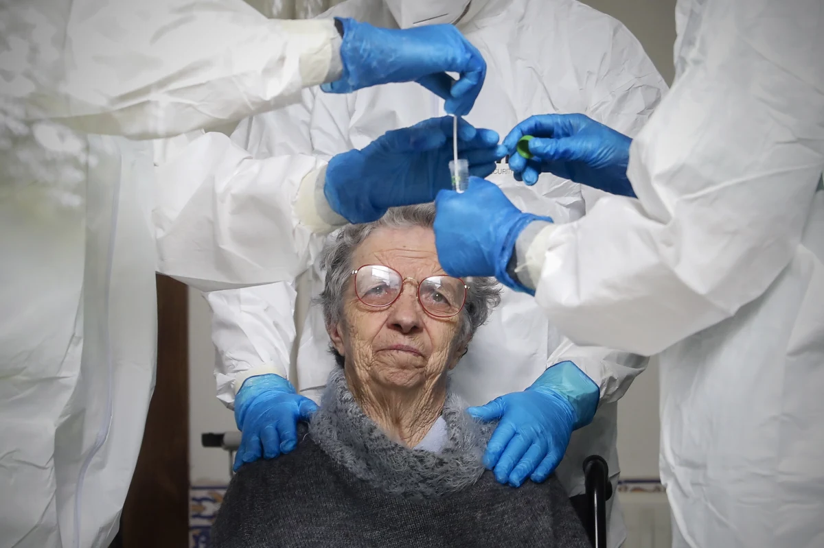 W czwartek rozpoczną się próby kliniczne na ludziach szczepionki przeciw koronawirusowi stworzonej przez naukowców z uniwersytetu w Oxfordzie. Naukowcy oceniają jej szanse na sukces na 80 proc.