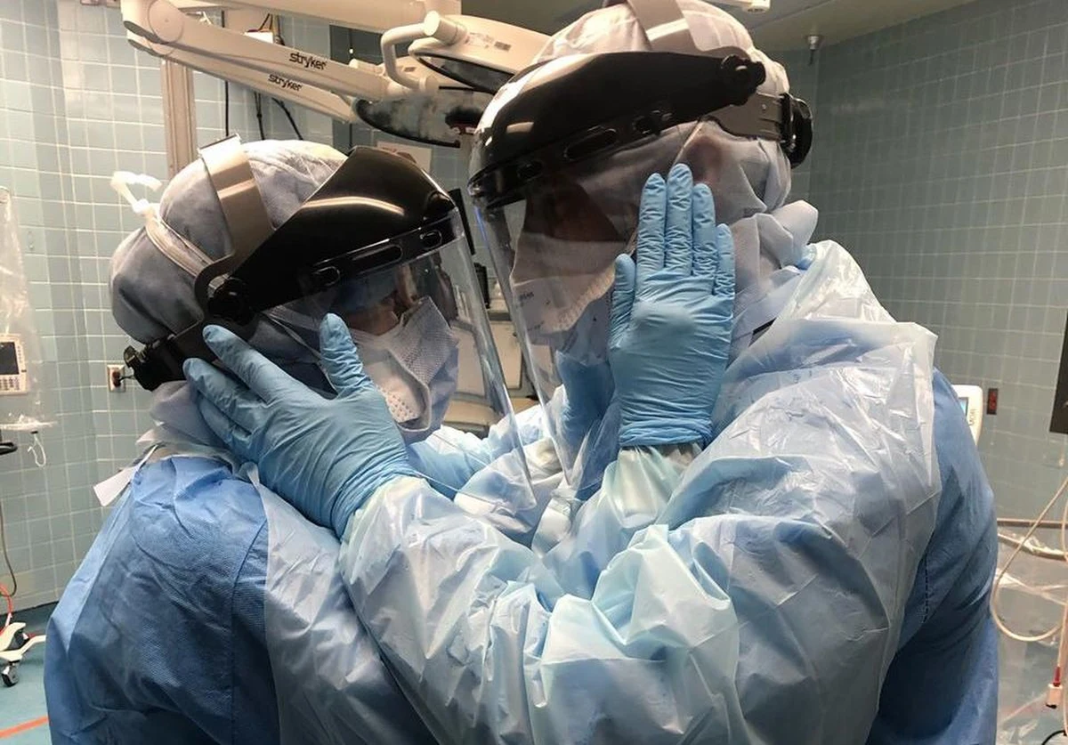 Zdjęcie Bena i Mindy w pełnym umundurowaniu przeciwkoronawirusowym obiegło cały świat. Małżonkowie dzielą razem życie i pracę, oboje są pielęgniarzami i pracują w tym samym szpitalu w Tampie na Florydzie. Ich koleżanka uchwyciła moment, kiedy w pracy między jedną operacją a druga godzą się po porannej sprzeczce. 