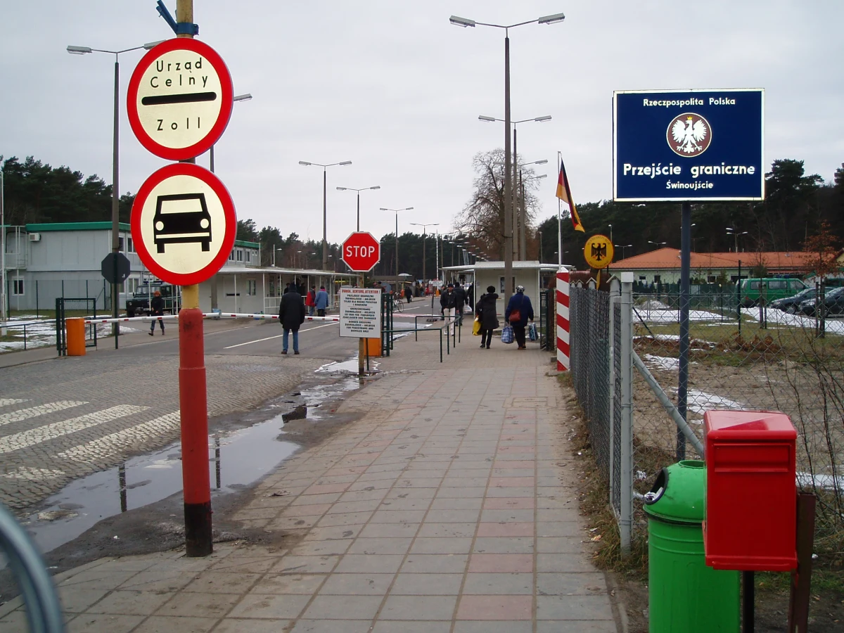 "Przez ostatnie 10 dni do Polski wjechało 275 osób, które w ogóle nie powinny opuszczać kraju, gdyż były skierowane do odbycia obowiązkowej 14-dniowej kwarantanny" - poinformowała rzecznik prasowa Komendanta Głównego SG por. Agnieszka Golias.