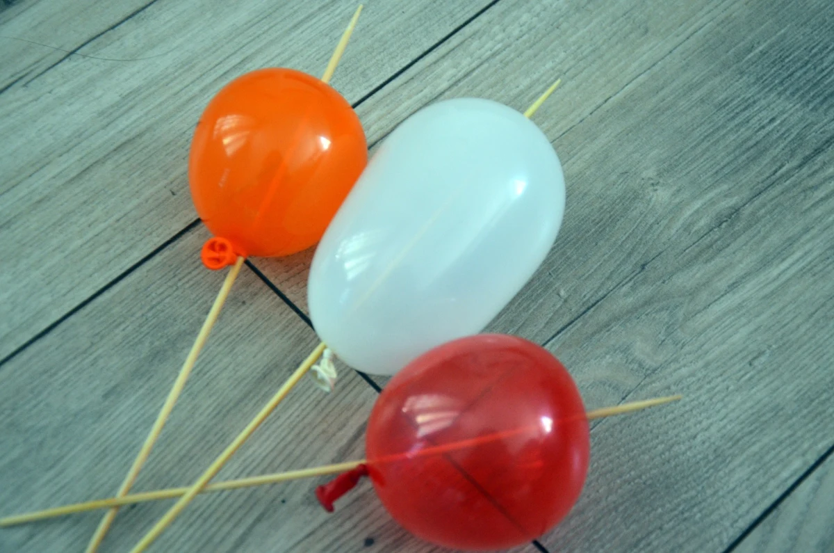 Dziś proponujemy Wam serię prostych zabawek. By je stworzyć, będziecie potrzebowali rzeczy, które często lądują w koszu na śmieci. Środę poświęćcie na kreatywne zabawy przedmiotami, które mogą dostać drugie życie. 