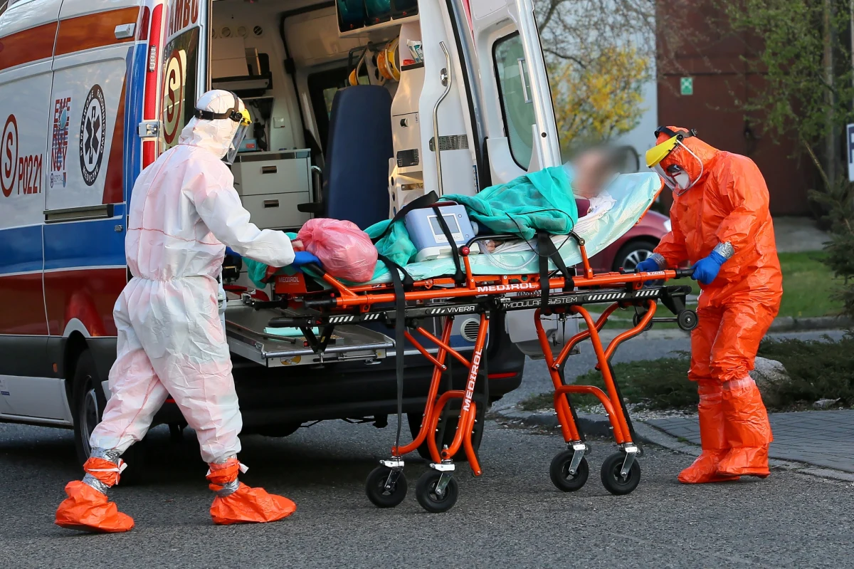 W środę przeprowadzona zostanie ewakuacja zakażonych koronawirusem pensjonariuszy Domu Pomocy Społecznej w Kleszczowie w woj. Łódzkim. Ponad 50 mieszkańców placówki trafi do szpitali w Łodzi, Zgierzu, Bełchatowie i Radomsku.