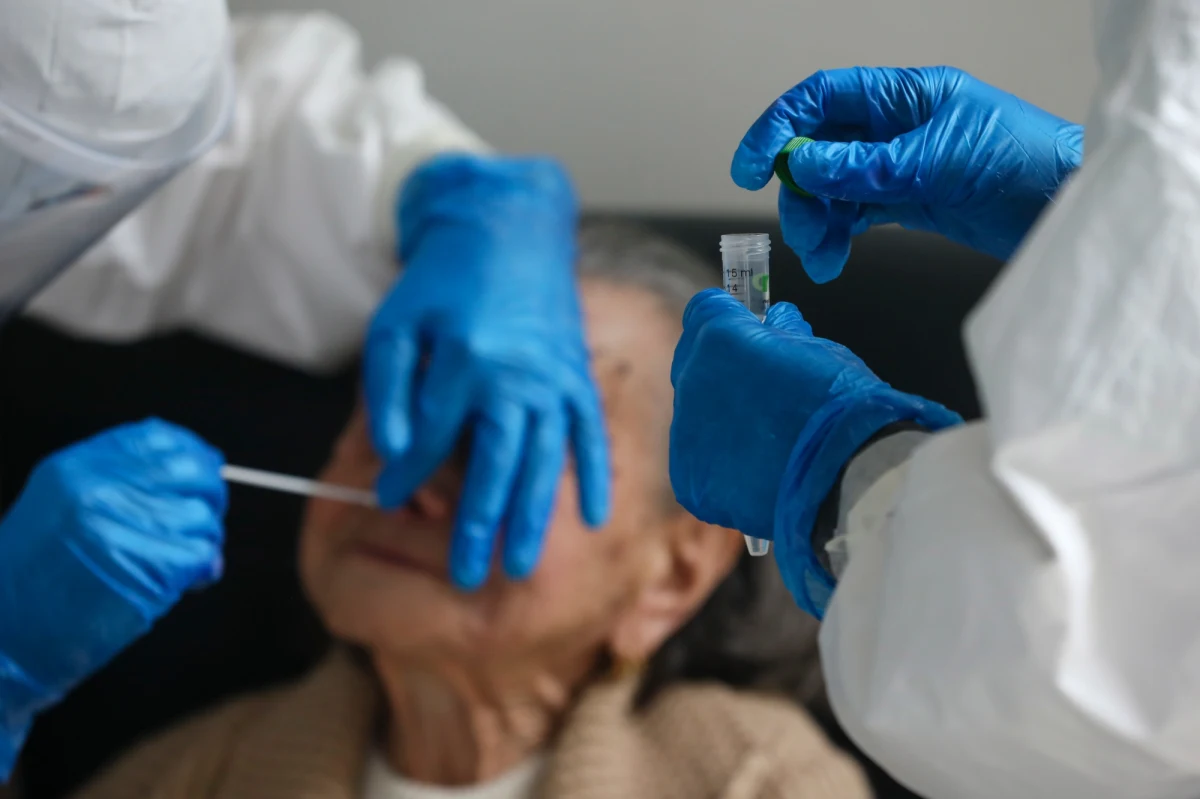 Naukowcy ze szpitala zakaźnego w Rzymie wyizolowali koronawirusa z łez pacjentki- poinformowano na łamach naukowego pisma Annals of Internal Medicine. Według badaczy oczy są nie tylko miejscem, przez które dostaje się wirus, ale i potencjalnym źródłem zakażeń.