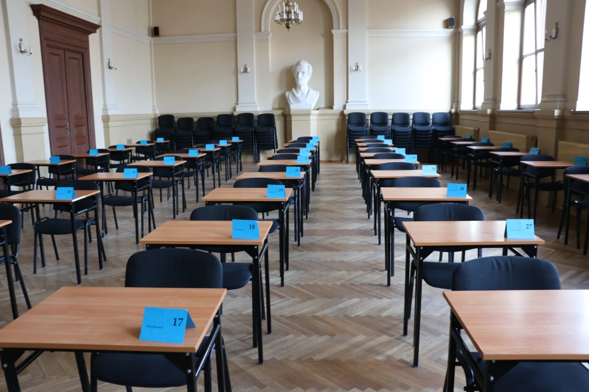 "O terminarzu egzaminu ósmoklasisty i matur poinformujemy wraz z premierem na jednej z najbliższych konferencji prasowych" - poinformował w środę na Twitterze minister edukacji narodowej Dariusz Piontkowski. Zapewnił, że arkusze egzaminacyjne są już przygotowane.