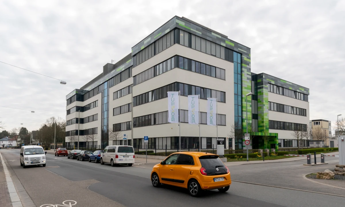 Firma Biontech z Moguncji będzie mogła przeprowadzić badania kliniczne szczepionki przeciwko koronawirusowi na grupie zdrowych wolontariuszy. Instytut im. Paula Ehrlicha (PEI) poinformował w środę o udzieleniu pierwszej zgody na tego rodzaju badania w Niemczech.