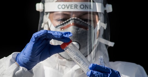 Ministerstwo Zdrowia i Narodowy Fundusz Zdrowia zapłacą mniej za każdy test na obecność koronawirusa. Do tej pory NFZ płacił laboratoriom za każde badanie 450 złotych, od dzisiaj - jak dowiedzieli się dziennikarze RMF FM - zapłaci już tylko 280 złotych.