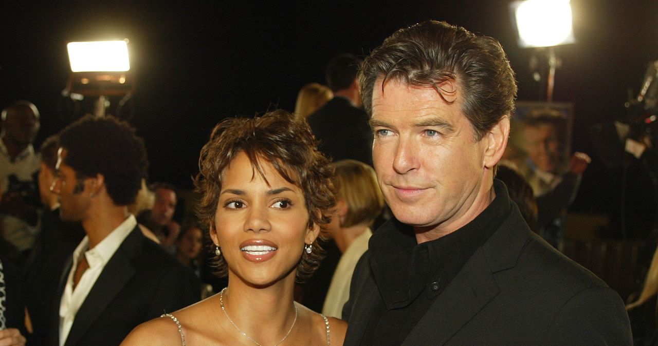 Halle Berry i Pierce Brosnan stworzyli niezapomniany duet w filmie „Śmierć nadejdzie jutro”. Podczas zdjęć do tej produkcji odtwórca roli Jamesa Bonda udowodnił, że jest zaradny także w prawdziwym życiu. Gdy Berry zakrztusiła się figą, Brosnan uratował ją z opresji, wykorzystując chwyt Heimlicha.