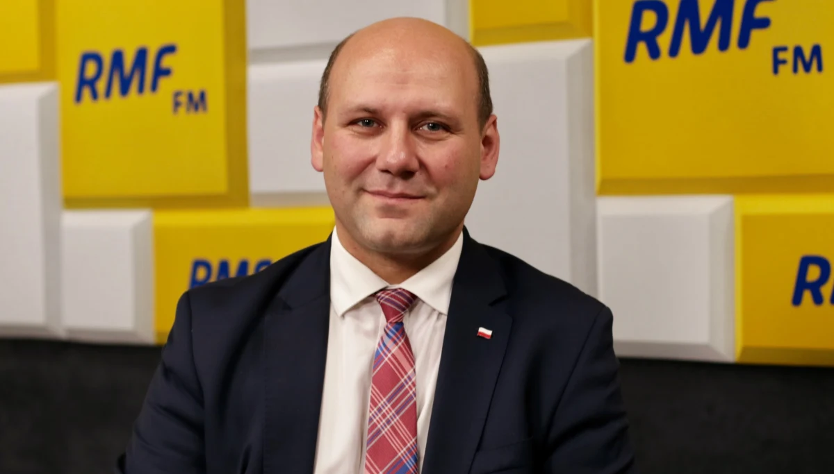 „Jako resort wspieramy to, żeby ustawa z 6 kwietnia (o głosowaniu korespondencyjnym) została szybko przyjęta w Senacie. Troszkę przyglądam się z niepokojem tej przedłużającej się procedurze, bo nie widzę powodów, dla których tej ustawy nie można by w Senacie szybciej uchwalić” – mówił w Popołudniowej rozmowie w RMF FM wiceminister spraw zagranicznych Szymon Szynkowski vel Sęk. „Należy zadać pytanie, czy Senat nie nadużywa tego prawa terminu 30-dniowego w tej sytuacji, która jest szczególna” – dodał. „Oczekiwałbym od Senatu, że nie będzie przeciągał i wykorzystywał w pełni tego terminu, bo w interesie Polonii jest to, żeby mogła możliwie szeroko zagłosować (w majowych wyborach prezydenckich)” – mówił gość Marcina Zaborskiego.