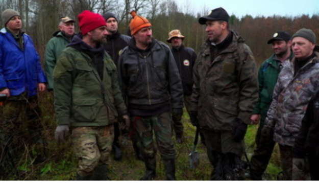 Olaf i Sebastian ponownie ruszają śladami Napoleona. Tym razem poszukiwania zostaną przeprowadzone w okolicy nieistniejącej już wsi Lemity. Cel naszych działań to odnalezienie pamiątek dokumentujących wydarzenia z 5 czerwca 1807 roku. W tym dniu o godzinie 8 rano Rosjanie dowodzeni przez rosyjskiego generała księcia Levina Benningsena zaatakowali umocnione zasiekami pozycje francuskiego batalionu z 57 pułku 2 dywizji. Bój o przyczółki mostowe trwał przez długie osiem godzin… Ponad dwieście lat później Olaf i Sebastian będą mieli dokładnie tyle samo czasu na poszukiwania śladów tej historii.