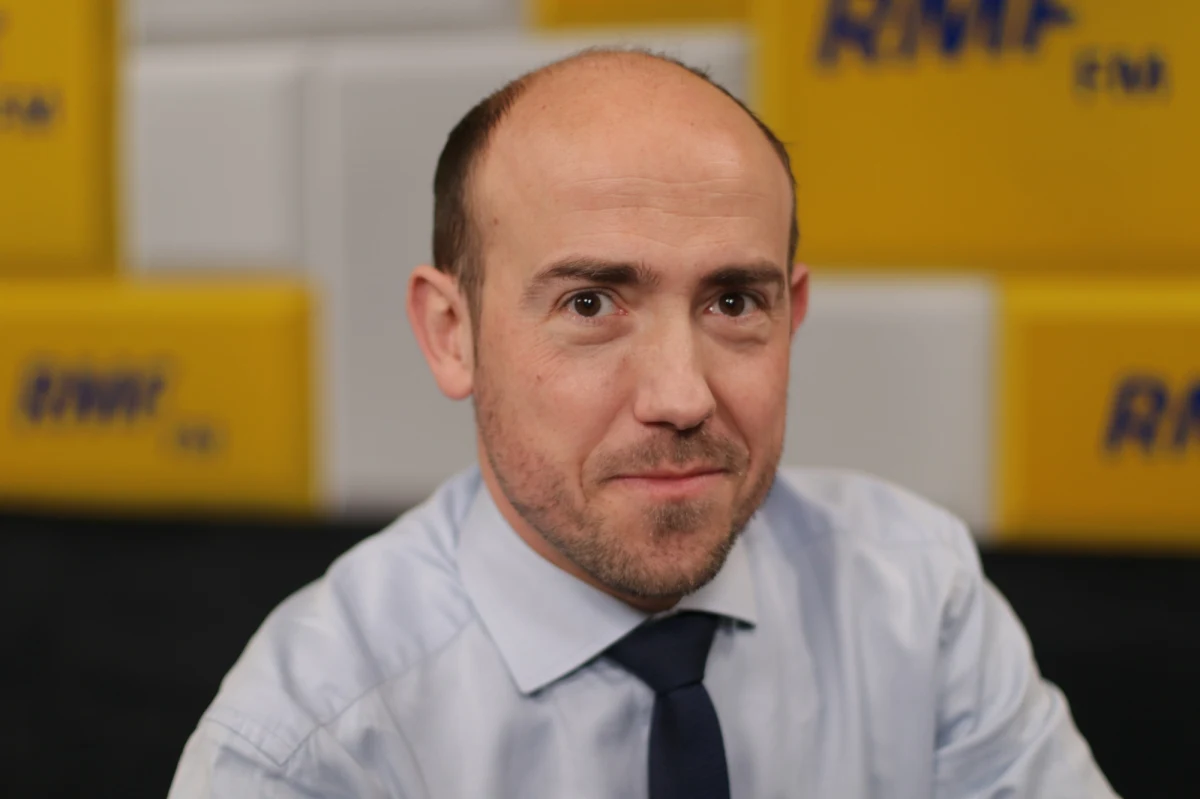 "Marzeniem Jarosława Kaczyńskiego byłoby to, by w tej chwili, kiedy jeszcze toczy się bój o bezpieczne i uczciwe wybory, kandydaci opozycji zrezygnowali. Wówczas wprowadziłby stan klęski żywiołowej" - ocenił w Porannej rozmowie w RMF FM Borys Budka - przewodniczący Platformy Obywatelskiej. "Jeżeli 7 maja okaże się, że zamiast wyborów będziemy mieli plebiscyt i głosowanie w skrajnie niebezpiecznych warunkach, wówczas będziemy komunikować decyzje. Na dziś chcę jasno podkreślić: kandydatką Koalicji Obywatelskiej była, jest i pozostaje Małgorzata Kidawa-Błońska, ale te wybory muszą być uczciwe i bezpieczne" - zapewnił.