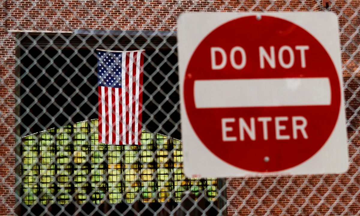 To, co dzieje się wokół wyborów prezydenckich, stawia polską służbę konsularną w trudnym położeniu - mówi RMF FM polski dyplomata pracujący w Stanach Zjednoczonych. W rozmowie z naszym korespondentem Pawłem Żuchowskim podkreśla, że przygotowanie głosowania korespondencyjnego byłoby ze względu na brak czasu technicznie niemożliwe, a organizowanie tradycyjnych lokali wyborczych wbrew zaleceniom lokalnych władz nazywa wprost szaleństwem.